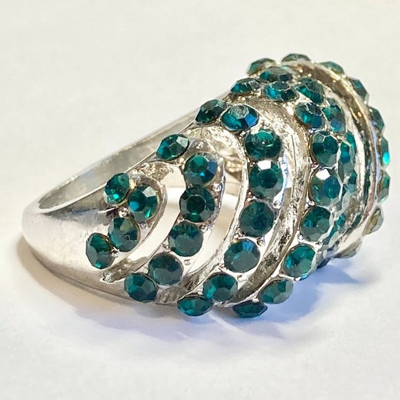 Vintage Emerald Green Crystal Boho Dome Cocktail Ring Size 9 Silver Tone Plated - Picture 2 of 11